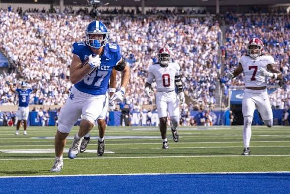 Kentucky TE Henry Boyer runs in for a touchdown